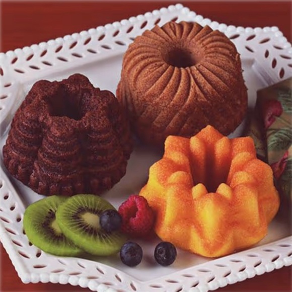 Nordic Ware Multi Mini Bundt pan - Picture 4 of 5